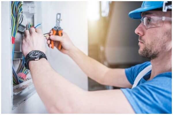 5 Signs You Should Call An Emergency Electrician