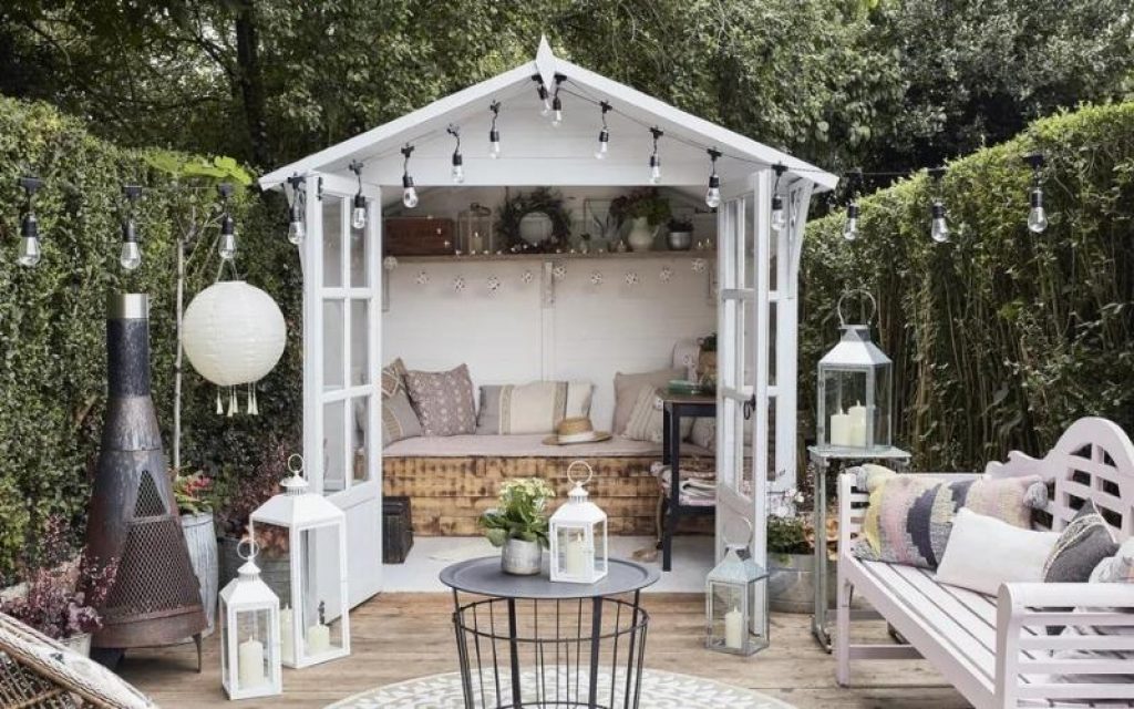 Country Style Garden Shed - Ideas on How To Decorate Outdoor Garden Shed